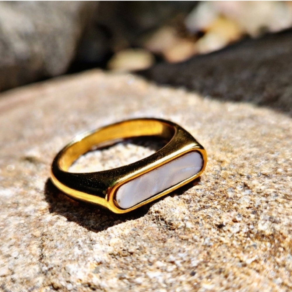 Elegant Gold Tone Mother of Pearl Bar Ring Size 9